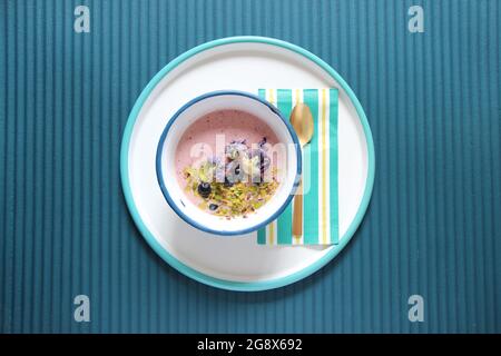 Dessert auf weißem Teller auf blauem Hintergrund. Stockfoto