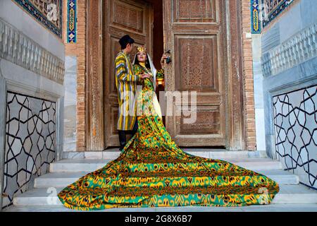 Usbekisches Paar in traditioneller Kleidung in Samarkand, Usbekistan Stockfoto