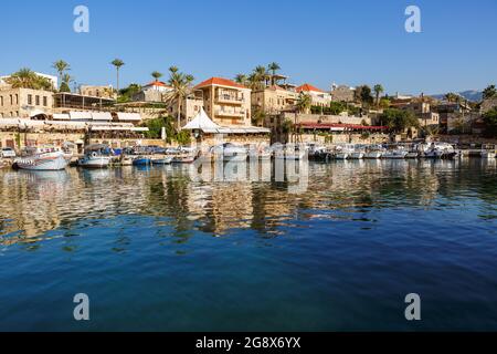 Byblos, Libanon. Alter Hafen, Freizeityacht und Fischerboote liegen vor Anker. Stadtbild. Altes Wahrzeichen. Stockfoto