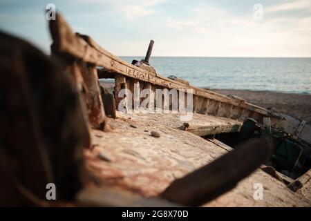 Altes Holzboot aufgegeben. Geringe Schärfentiefe. Stockfoto