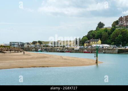 Carteret, Frankreich. Ebbe im Fischer- und Handelshafen. Stockfoto