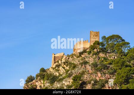 Burgruine auf dem Gipfel eines Berges. Castell de Serra, (Schloss von Serra) Valencia, Spanien. Stockfoto