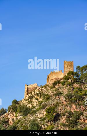 Burgruine auf dem Gipfel eines Berges. Castell de Serra, (Schloss von Serra) Valencia, Spanien. Stockfoto