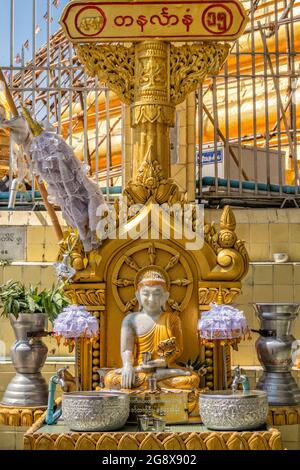 Statue im Chaukhtatgyi Buddha Tempel, Yangon, Myanmar Stockfoto