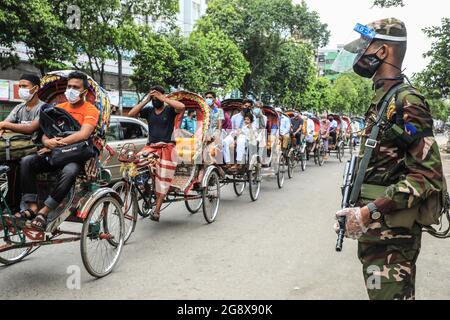 Dhaka, Bangladesch. Juli 2021. Die Armee von Bangladesch steht auf der Hut, während sie während der strikten Sperre die Bewegungen der Bevölkerung an einem Kontrollpunkt überwacht, um die Ausbreitung des Covid-19 Coronavirus einzudämmen. Bangladesch hat bisher 1,140,200 Coronavirus-Fälle mit 969,610 Genesten und 18,685 Todesfällen bestätigt. (Foto von MD Manik/SOPA Images/Sipa USA) Quelle: SIPA USA/Alamy Live News Stockfoto