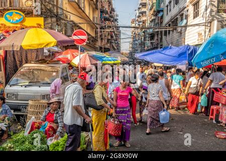 Belebte Straße Markt in Yangon Myanmar Stockfoto