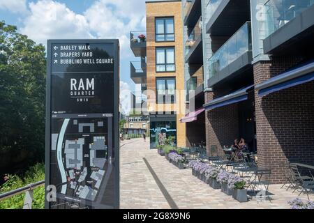 London - Juli 2021: Das RAM Quarter, ein neues Wohngebiet im Zentrum von Wandsworth Town im Südwesten Londons mit einer Mischung aus Neu- und Kulturerbe Stockfoto