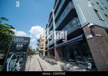 London - Juli 2021: Das RAM Quarter, ein neues Wohngebiet im Zentrum von Wandsworth Town im Südwesten Londons mit einer Mischung aus Neu- und Kulturerbe Stockfoto