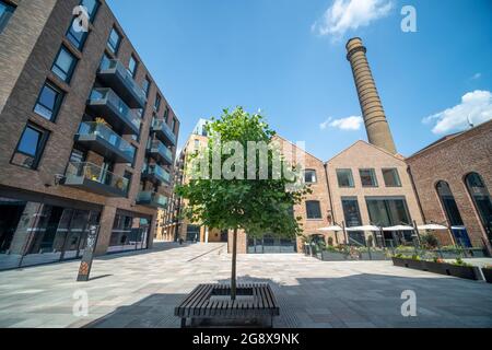 London - Juli 2021: Das RAM Quarter, ein neues Wohngebiet im Zentrum von Wandsworth Town im Südwesten Londons mit einer Mischung aus Neu- und Kulturerbe Stockfoto