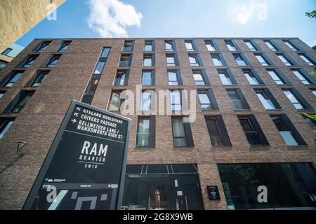 London - Juli 2021: Das RAM Quarter, ein neues Wohngebiet im Zentrum von Wandsworth Town im Südwesten Londons mit einer Mischung aus Neu- und Kulturerbe Stockfoto