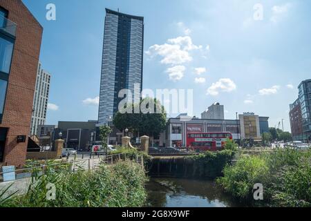 London - Juli 2021: Das RAM Quarter, ein neues Wohngebiet im Zentrum von Wandsworth Town im Südwesten Londons mit einer Mischung aus Neu- und Kulturerbe Stockfoto