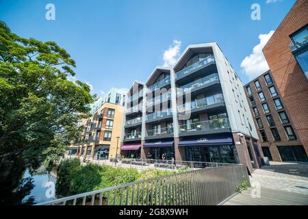 London - Juli 2021: Das RAM Quarter, ein neues Wohngebiet im Zentrum von Wandsworth Town im Südwesten Londons mit einer Mischung aus Neu- und Kulturerbe Stockfoto