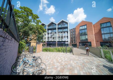 London - Juli 2021: Das RAM Quarter, ein neues Wohngebiet im Zentrum von Wandsworth Town im Südwesten Londons mit einer Mischung aus Neu- und Kulturerbe Stockfoto