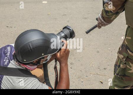 Dhaka, Bangladesch. Juli 2021. Ein Fotograf Rashid Rubel fotografiert die Armee von Bangladesch, die während der strengen Sperre die Bewegung der Bevölkerung an einem Kontrollpunkt überwacht, um die Ausbreitung des Covid-19 Coronavirus einzudämmen. Bangladesch hat bisher 1,140,200 Coronavirus-Fälle mit 969,610 Genesten und 18,685 Todesfällen bestätigt. Kredit: SOPA Images Limited/Alamy Live Nachrichten Stockfoto