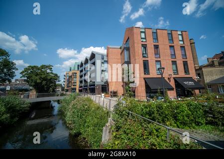 London - Juli 2021: Das RAM Quarter, ein neues Wohngebiet im Zentrum von Wandsworth Town im Südwesten Londons mit einer Mischung aus Neu- und Kulturerbe Stockfoto