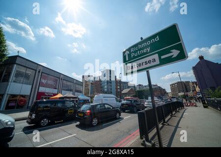 London - Juli 2021: Die A3 Road / Wandsworth High Street im Südwesten Londons Stockfoto