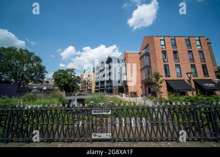 London - Juli 2021: Das RAM Quarter, ein neues Wohngebiet im Zentrum von Wandsworth Town im Südwesten Londons mit einer Mischung aus Neu- und Kulturerbe Stockfoto