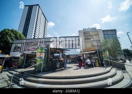 London - Juli 2021: Wandsworth Southside Shopping Centre. Ein Einkaufs- und Unterhaltungszentrum im Südwesten Londons. Stockfoto