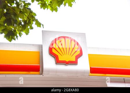 Detail des Shell-Logos an einer Tankstelle in London, Großbritannien. Stockfoto