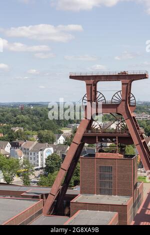 ESSEN, DEUTSCHLAND - 16. Jul 2021: Essen, Nordrhein-Westfalen, Deutschland - 16. Juli 2021: Die Kopfbedeckung eines Kohlebergwerks im UNESCO-Weltkulturerbe Zeche Stockfoto