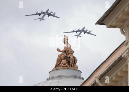 Tupolev TU-142MZ Bear-F Russisches Seeaufklärungs- und Anti-U-Boot-Kriegsflugzeug über der Minerva-Statue in St. Petersburg, Russland Stockfoto