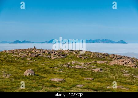 Eine Wolkeninversion der fernen Cuillin Ridge Berge auf der Insel Skye, Schottland, vom Gipfel des Bealach Na Ba bei Applecross aus gesehen Stockfoto