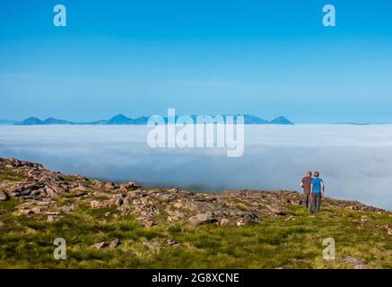 Eine Wolkeninversion der fernen Cuillin Ridge Berge auf der Insel Skye, Schottland, vom Gipfel des Bealach Na Ba bei Applecross aus gesehen Stockfoto