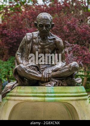 Mahatma Gandhi Statue in Tavistock Square Gardens Bloomsbury London. Von Fredda Brillante modelliert und 1968 installiert Stockfoto