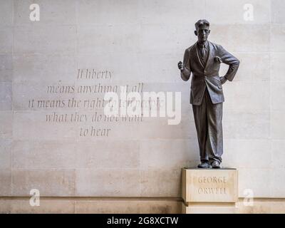 BBC-Statue George Orwell. Orwell-Statue und Zitat außerhalb des BBC New Broadcasting House. Die Statue des Bildhauers Martin Jennings wurde 2017 enthüllt Stockfoto