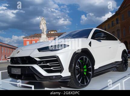 01-07-2021, Modena - Italien. Motor Valley Cars Ausstellung, weißLamborghini Urus auf der Piazza Roma. Konzept für italienischen Stil, Luxusautos, Technologie, spo Stockfoto