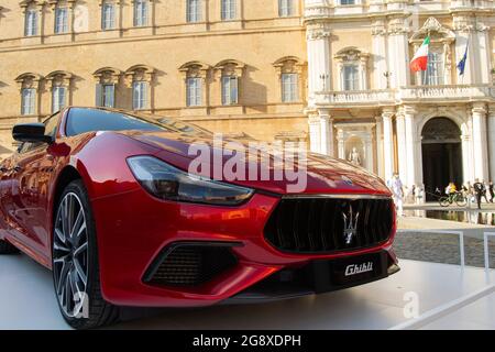 01-07-2021, Modena - Italien. Motor Valley Cars Ausstellung, rote Maserati Ghibli vor dem Palast der italienischen Armee-Akademie. Konzept für italienischen Stil, Luxus Stockfoto