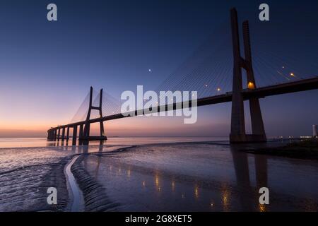 Vasco da Gama Brücke über den fluss tejo in Lissabon, Portugal, vor Sonnenaufgang Stockfoto