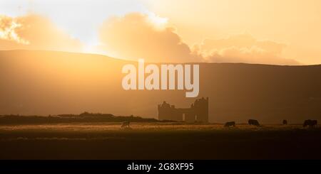 Sonnenuntergang am Ballycarberry Castle auf dem Ring of Kerry in Irland. Stockfoto