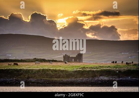 Sonnenuntergang am Ballycarberry Castle auf dem Ring of Kerry in Irland Stockfoto