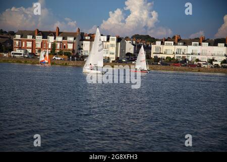 Abendsegeln auf dem West Kirby Marine Lake, Wirral Stockfoto