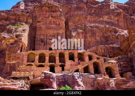 Vor dem Urnengrab, so genanntes Königsgrab, Petra, Jordanien. Stockfoto
