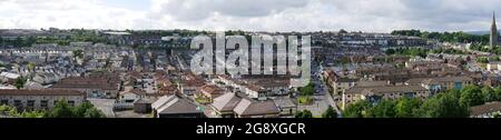 Ein Panoramablick auf die Bogside Gegend im Westen von Derry / Londonderry mit Blick von der Stadtmauer in Richtung Creggan Estate. Stockfoto