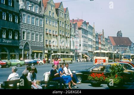 Eine geschäftige Altstadt im Jahr 1981 mit Bussen, Autos und Menschen, Landshut, Bayern, Deutschland Stockfoto