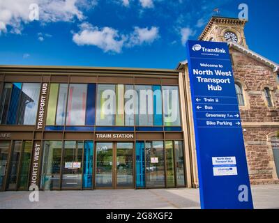 Die Beschilderung und der Eingang zum North-West Transport Hub in Derry/Londonderry, der seit Oktober 2019 in Betrieb ist. Auf eine Sonne genommen Stockfoto