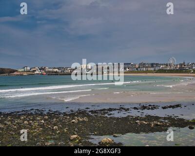 An einem sonnigen Sommertag am West Strand Beach bietet sich ein Blick auf das beliebte Touristenziel Portrush in Antrim, Nordirland, Großbritannien. Stockfoto