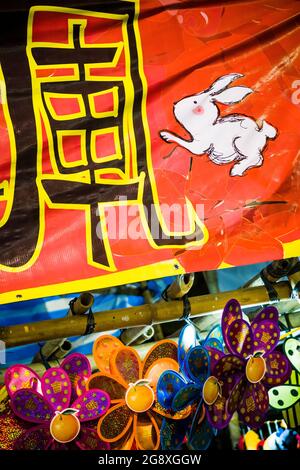 Dekorationen, die das Glück für das chinesische Neujahr des Hasen in Yuen Long, New Territories, Hongkong, anriefen Stockfoto