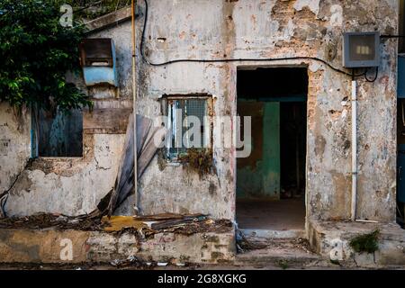 Strukturstudie eines verlassenen Dorfhauses auf Peng Chau, einer abgelegenen Insel Hongkongs Stockfoto