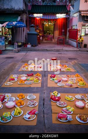 Angebote für das jährliche Tin Hau Festival, das vor dem Tin Hau Tempel auf Peng Chau, einer abgelegenen Insel Hongkongs, veranstaltet wird Stockfoto