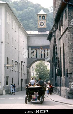 Touristischer Kutschenwagen, der 1981 durch die Franziskanerallee, Salzburg, Österreich, fährt Stockfoto