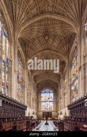 DECKENVENTILATOR DER CAMBRIDGE ENGLAND KING'S COLLEGE-KAPELLE ÜBER DEM CHORBEREICH Stockfoto