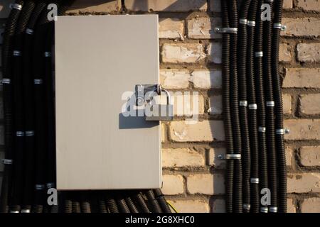 Elektrotafel auf der Straße. Den elektrischen Schalter verriegeln. Schublade an der Wand. Spannungsüberwachungsgeräte. Stockfoto