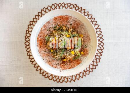 Blick von oben auf ein warmes Gericht mit Reis und Fleisch Stockfoto