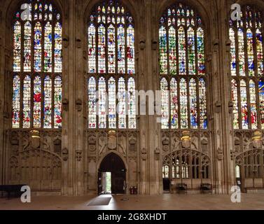 CAMBRIDGE ENGLAND KING'S COLLEGE KAPELLE INNENRAUM DER EINGANG BUNTGLASFENSTER UND HERALDISCHE SCHNITZEREIEN DES HAUSES VON TUDOR Stockfoto
