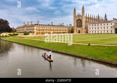 CAMBRIDGE ENGLAND KING'S COLLEGE IM SOMMER EIN PUNT AUF DEM FLUSS CAM Stockfoto