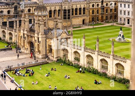 CAMBRIDGE ENGLAND KING'S COLLEGE IM SOMMER UND MENSCHEN AUF DEM RASEN Stockfoto